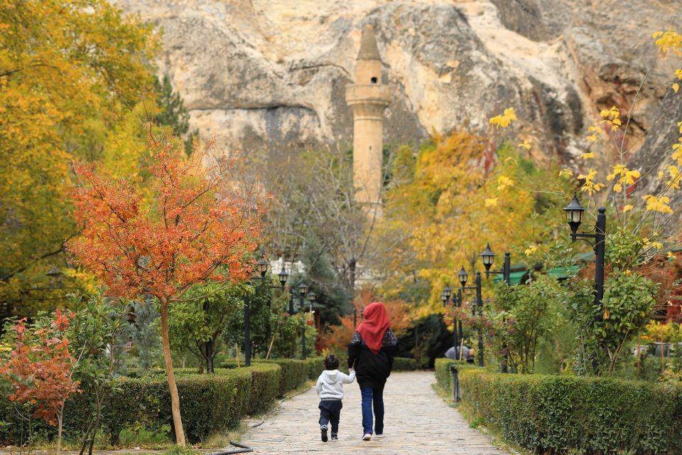 <p>Tarihi ve doğal güzellikleriyle saklı bir cenneti andıran Malatya'nın Darende ilçesindeki Tohma Kanyonu, sonbaharda ziyaretçilerini büyülüyor.</p>
