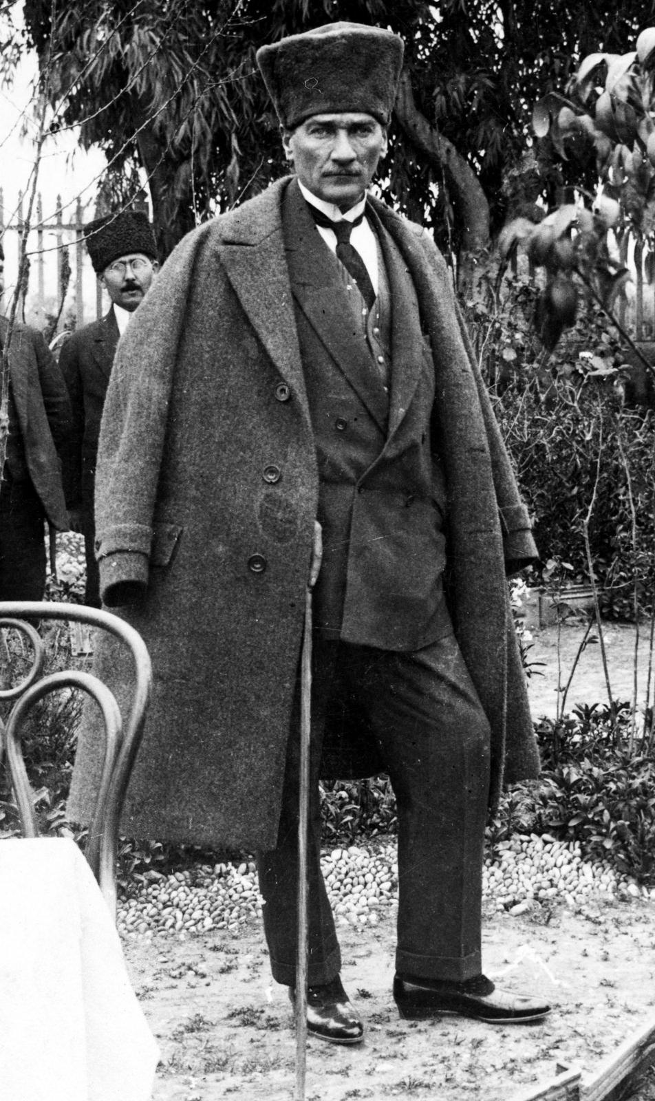 <p>Atatürk, 17 Mart 1923'de Tarsus Şelale Bahçesi'nde görülüyor.</p>
