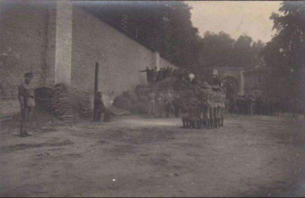 <p>Fotoğrafın Hikayesi; İzmitli Atıf Kaptan, tersane bahçesinde yaşananları şöyle anlatıyor: "Bir gün memleketin ileri gelenleri, bu arada babamı, Enver Paşa´nın yaverlerinden amcamız Kaymakam Mümtaz Bey´i işgal kuvvetlerinin tutuklayarak hapsettiklerini gördük."</p>

<p> </p>
