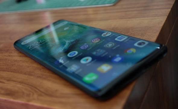 <p>Huawei Mate 20 Pro, Avrupa’daki yaklaşık 1050 Euro fiyatı ile birlikte, 6.300 TL civarı bir rakama denk geliyor. Bu rakamın üzerine, 500 TL IMEI kayıt ücreti de eklendiğinde, toplam rakam 6.800 TL oluyor.</p>
<p> </p>