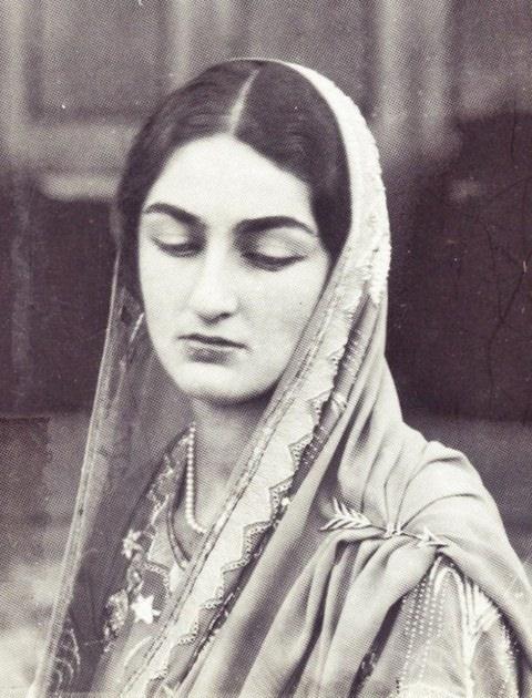 <p>1939 - Dürrüşehvar SultanSon Osmanlı Halifesi Abdülmecit Efendi'nin kızı. Bu fotoğrafta 25 yaşında olup, 2006 yılında hayatını kaybetmiştir.</p>
<p> </p>