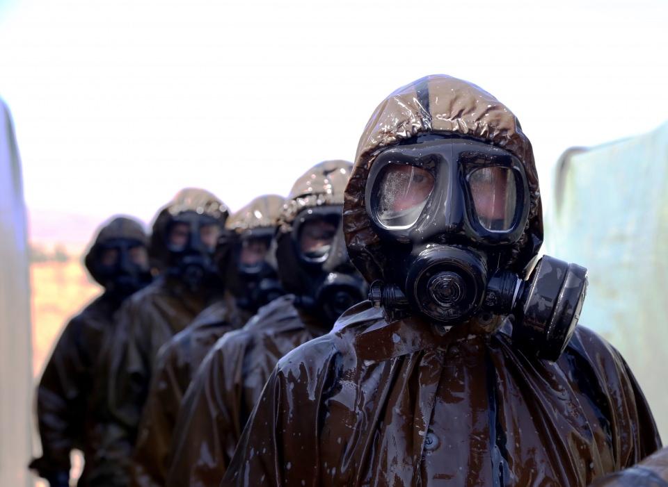 <p>Senaryo gereği siper hattındaki askerlerin yakınına atılan sinir gazı bombasını fark eden personel, gaz uyarısı yaptı. Maskesini takmakta geciken Mehmetçik, alanı hızla terk etmeye çalışsa da başaramadan gazdan etkilendi.</p>
<p> </p>