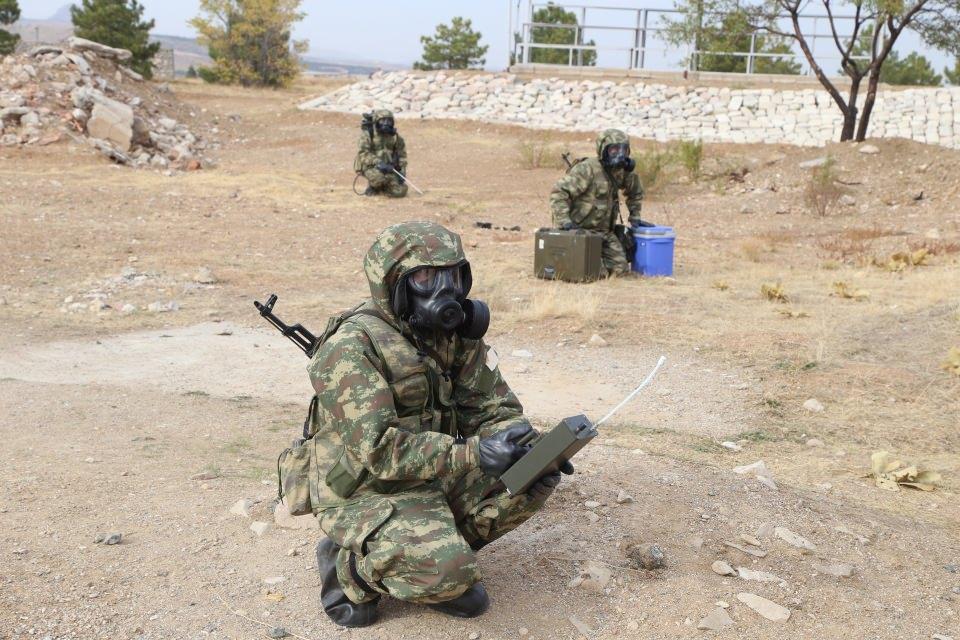 <p>Arkadaşının bayıldığını fark eden Mehmetçik'in "can dostu" asker, tıbbi destek kapsamında atropin iğnesini yaptı. Gerekli numuneleri toplayıp, ölçümleri gerçekleştiren birlik personeli ise yaralı askerin tahliyesini gerçekleştirdi.</p>