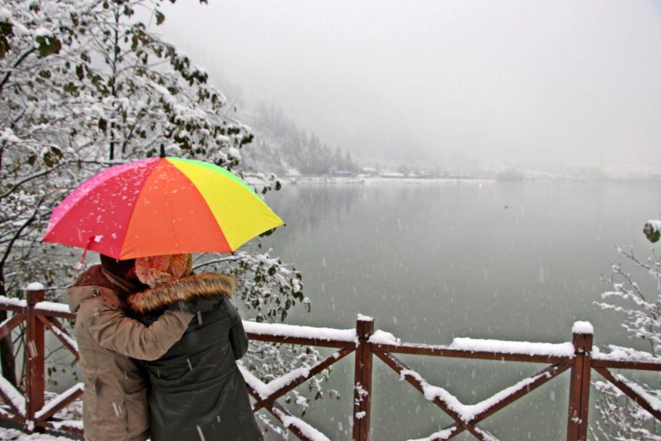 <p>Trabzon’un Çaykara ilçesine bağlı doğal güzellikleri ile dünyaca ünlü Uzungöl, bölgenin yüksek kesimlerinde etkili olan kar yağışına maruz kaldı. </p>

<p> </p>

