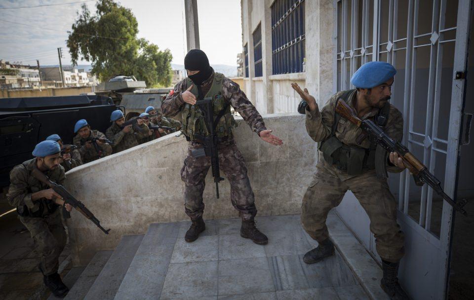 <p>Bu kapsamda açılan kursta uzman polis istihbaratçıları tarafından bölgesel terör grupları ve tehditlere dayalı olarak yerel polis güçlerine istihbarat kursu veriliyor.</p>
<p> </p>