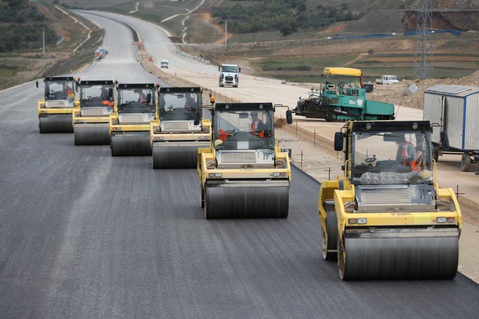 <p>İnşaattaki belirli aşamaları bitme noktasına geldiğini belirten Özen, "Türkiye'nin en önemli ve prestijli projelerinden birine imza atıyoruz. Arkadaşlar çok emek veriyor. Emek veren bütün arkadaşlarımıza, projeyi yürüten firmamıza kolaylıklar diliyorum. Durmak yok, yola devam" diye konuştu.</p>
