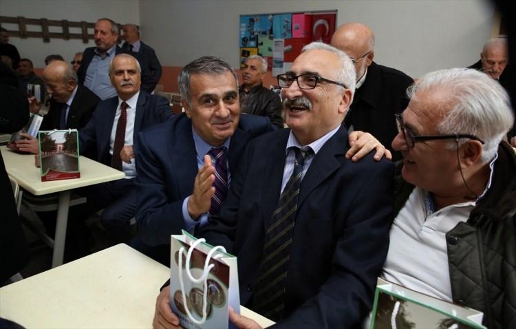 <p>Beşiktaş Teknik Direktörü Şenol Güneş, mezun olduğu Trabzon Lisesi'nin düzenlediği etkinlikte 48 yıl sonra sınıf arkadaşlarıyla bir araya geldi. Okulda etüt dersine katılan öğrencilerin bulunduğu sınıfı da ziyaret eden Güneş, öğrencilerle sohbet etti.</p>
