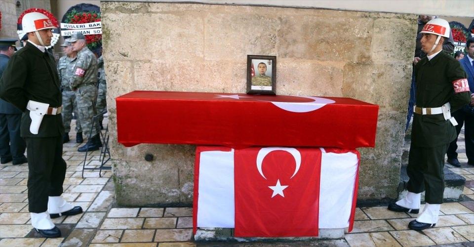 <p>Hakkari'nin Şemdinli ilçesindeki Süngü Tepe Üs Bölgesi'nde kaza sonucu meydana gelen patlamada şehit olan askerlerden Topçu Çavuş Mehmet Kaşık, memleketi Kahramanmaraş'ta toprağa verildi.</p>
<p> </p>