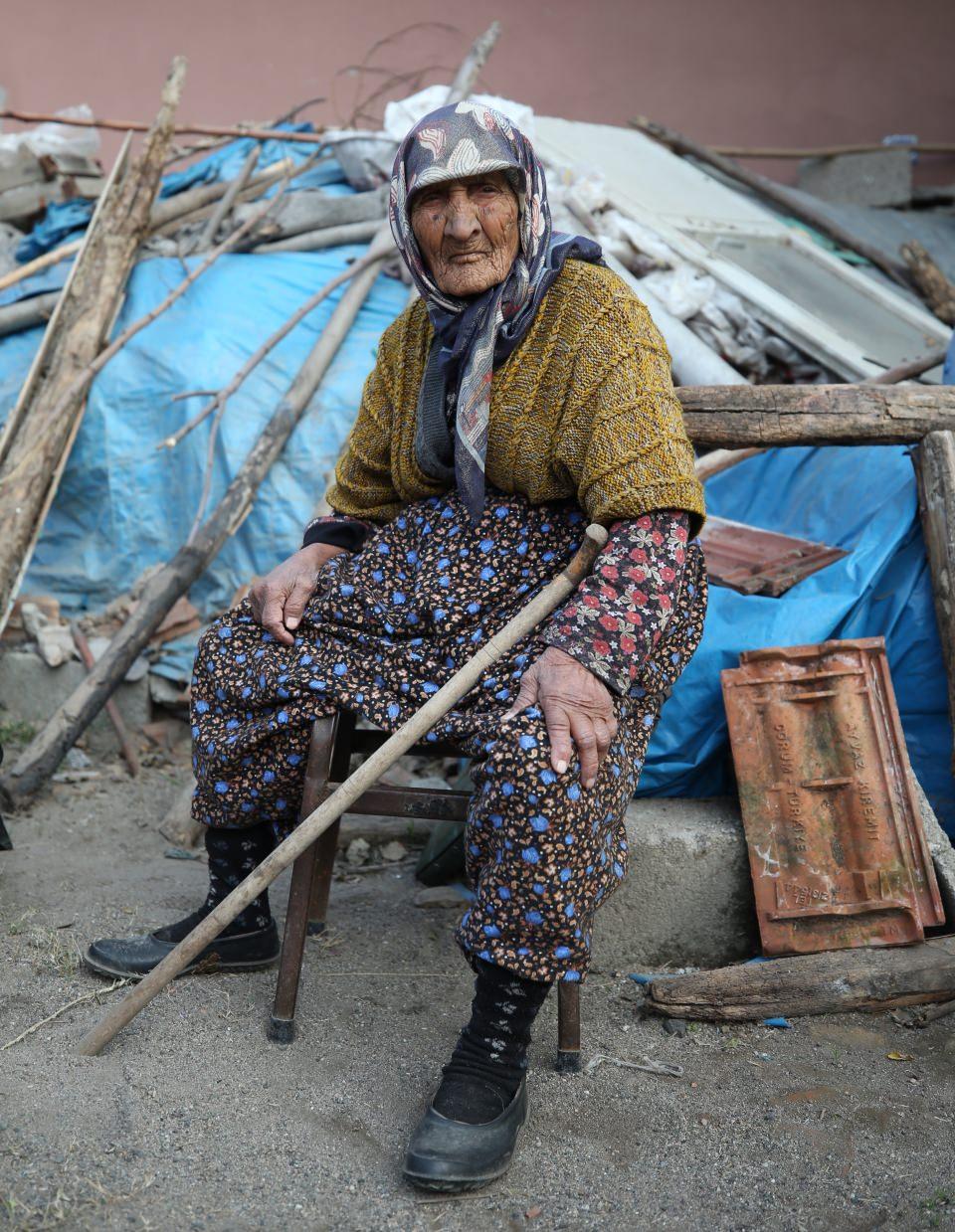 <p>Mahallemize gelen giden misafirlerimiz de merak ediyor. Onları Fatma ninemizle tanıştırıp geçmişe dair ufak tefek bilgiler almaya çalışıyoruz." dedi.</p>