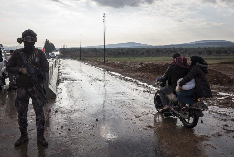 <p>Riskli ve özel operasyonlarda yerel makamların onayı ile bizzat görev alan özel harekatçılar, terör örgütünün tekrar aktif olma arayışını sürdürdüğü Afrin'de son 3 ayda bombalı araçlarla düzenlenmek isteyen 2 intihar saldırısını önledi, 100'ün üzerinde el yapımı patlayıcıyı imha etti.</p>

<p> </p>
