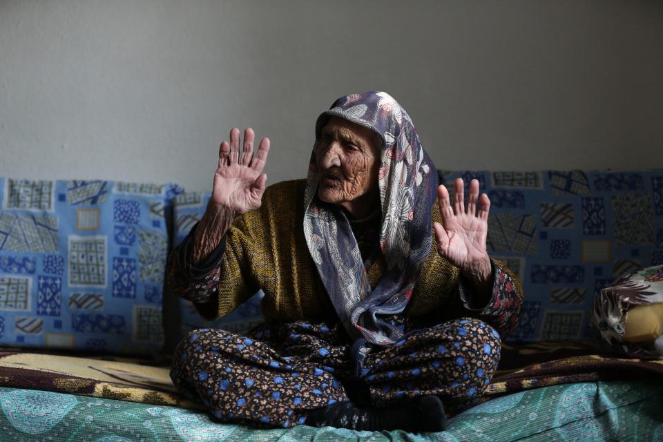 <p><strong>"113 yaşına kadar tarlalarda çalıştı"</strong></p>

<p>Mahalle Muhtarı Mustafa Ateş de Fatma Bingöl'ün 20 yıl önce eşini kaybettiğini söyledi.</p>
