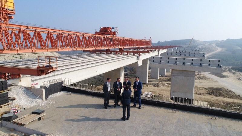 <p>Halihazırda Avrupa'nın en büyük dünyanın ise 4'üncü büyük otoyolu konumundaki İstanbul, İstanbul, İzmir otoyol projesi tamamlandığında dünyanın en uzun 1'inci ve 5'inci asma köprülerini de içerisinde barındıracak. </p>
