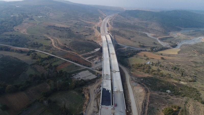 <p>Kamulaştırma çalışmalarında sona gelindiğini, yüzde 98'ler seviyesine ulaştıklarına dikkat çeken Küçükbekir, "13 bin 466 adet parsel kamulaştırdık, bunlarda da karşımızdaki muhatap sayımız 36 bin 607 kişi yani büyükçe sayılacak bir ilçe nüfusu kadar vatandaşla görüşüp bunların parsellerinin kamulaştırılmasını gerçekleştirdik" dedi.</p>
<p> </p>