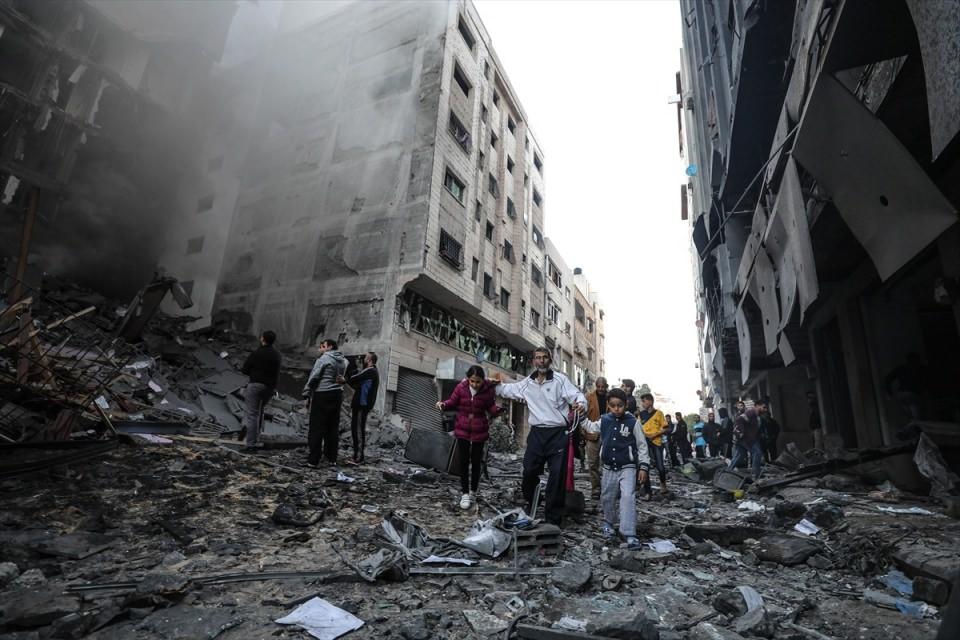 <p>İsrail savaş uçakları, dün gece Gazze’de 7 sivil binayı bombaladı. </p>

<p> </p>
