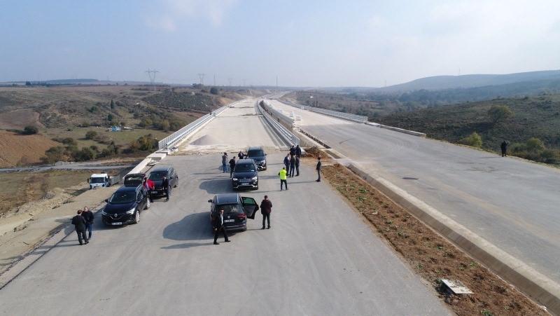 <p>Gelecek yılın 29 Ekim'in de açılması planlanan otoyoldaki çalışmaların Bursa etabını AK Parti milletvekilleri Refik Özen ve Mustafa Esgin yerinde inceledi.</p>