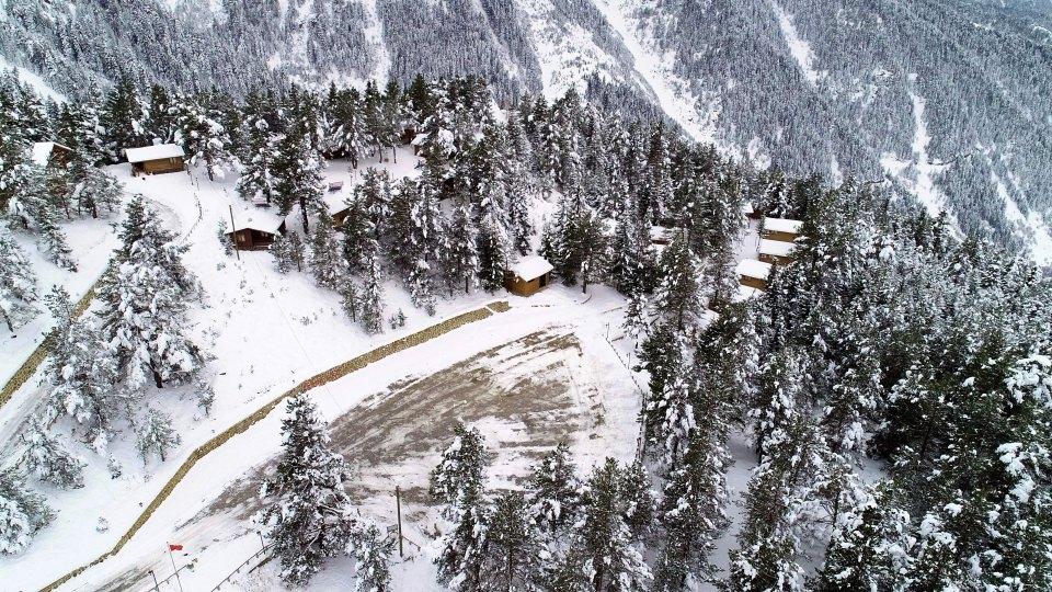 <p>2018 yılı için hedeflerinin 200 bin yerli ve yabancı turist olduğuna dikkati çeken Eroğlu, " Hedefimize henüz yıl bitmemiş olmasına rağmen ulaştık. 200 bini aşkın kişi bu yıl içerisinde Limni Gölü'nü ziyaret etti. Tabiat parkındaki tesislerimiz konaklama ve restoran hizmetini muntazam bir şeklide misafirlerine sunabilecek kapasitede. Artık yılın 12 ayı hizmet vereceğiz. Kış mevsimi de dahil olmak üzere hizmet vermeye devam edeceğiz. Doğayı, yaşamı ve buradaki güzellikleri yaşamak isteyen herkesi bekliyoruz." ifadelerini kullandı.</p>
<p> </p>