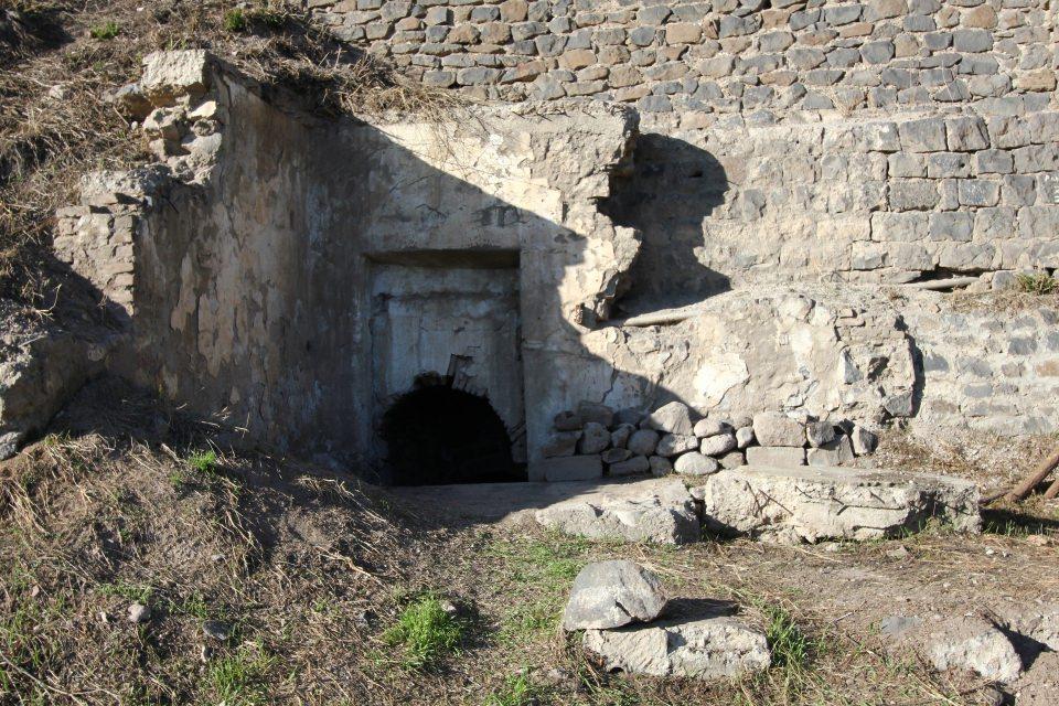 <p>Bölgenin askeri alanda yer alması ve mülkiyetinin belediyeye ait olması dolayısıyla höyükte o tarihten bu yana kazı yapılamadığını aktaran Yıldız, Kültür ve Turizm Bakanlığının kararıyla yaklaşık 2 ay önce kazıya başladıklarını hatırlattı. </p>

<p> </p>
