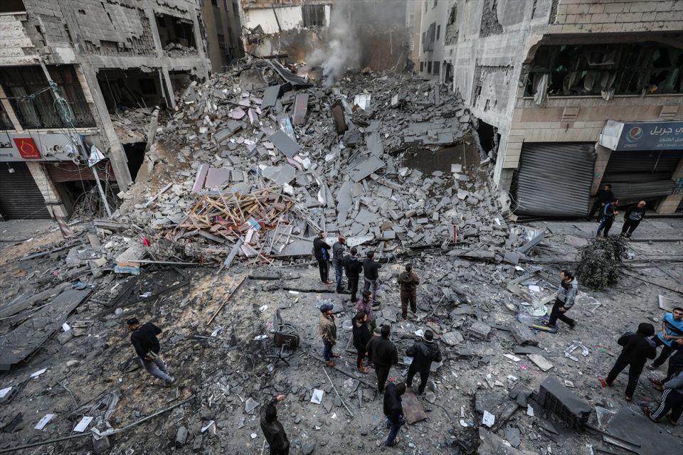 <p>Gazze’deki Sağlık Bakanlığı Sözcüsü Eşref el-Kudra, saldırı sonucu 7 Filistinlinin hayatını kaybettiğini açıkladı. </p>
