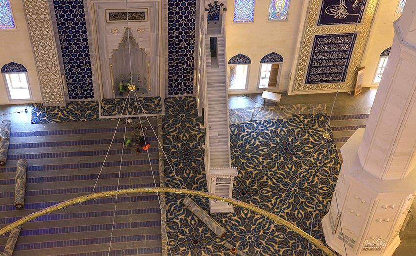 <p>Gaziantep'te özel olarak yaptırılan 17 bin metrekarelik halının serilmesi Çamlıca Camisinin kubbesinden böyle görüntülendi.</p>
