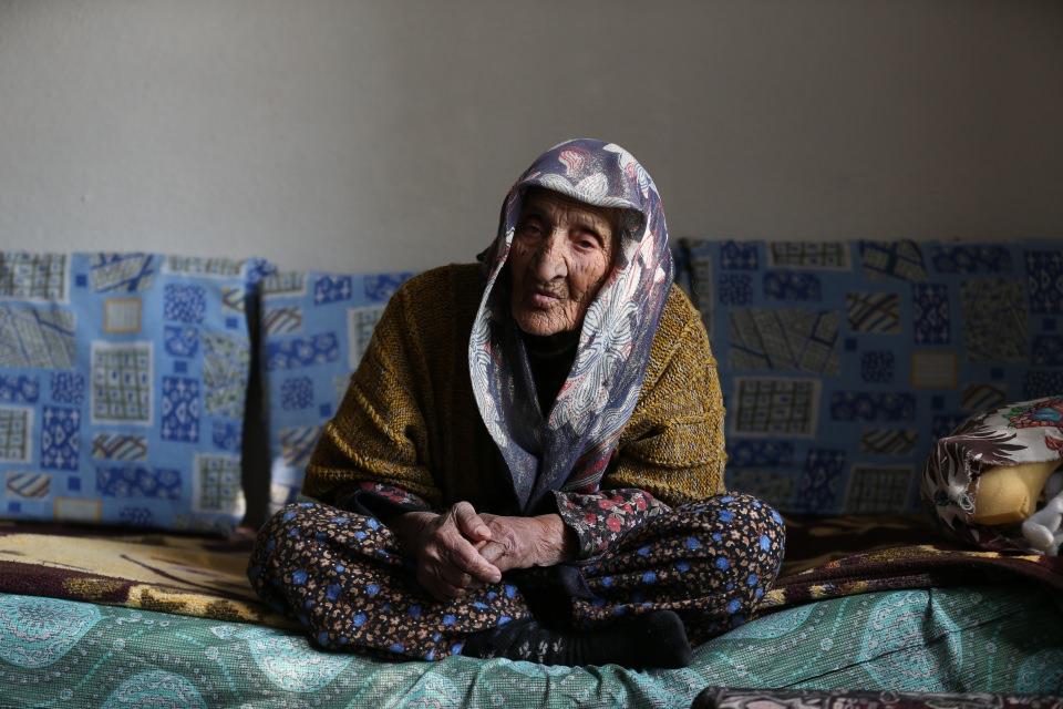 <p>Baltacı, annesinin yaşlılık aylığıyla geçindiklerini anlatarak, "Günümüz bahçede ve evde oturmakla geçiyor. Annem öğleye kadar uyur. Sonra ben onu çıkarıp gezdiririm. En büyük kızı benim. Annemin kulakları duymuyor. Ben de dizlerimden rahatsızım." diye konuştu.</p>

<p> </p>
