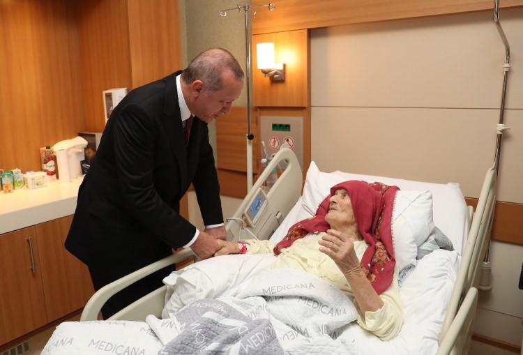 <p>Cumhurbaşkanı Recep Tayyip Erdoğan, 100 yaşındaki Nazmiye Balcı’yı tedavi gördüğü hastanede ziyaret etti.</p>
