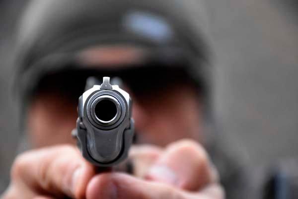 <p>"Kurum içi eğitimlerimiz personelimizin nitelik ve kabiliyetinin artırılması noktasında çok önemli. Hedefimiz nitelik ve kabiliyetin üst seviyeye çıkarılması. Konusunda uzman arkadaşlarımız polislerimizi çeşitli silahların kullanımı ve atışta öncelikli teknikler ile ilgili bilgilendirerek uygulamalı olarak onları kursa tabi tuttu. Bu eğitimler personelimizin gerek operasyonel gerekse terör konularında kabiliyetini üst seviyeye çıkaracaktır. Eğitimi başarıyla tamamlayan personelimizi kutluyorum."</p>
<p> </p>