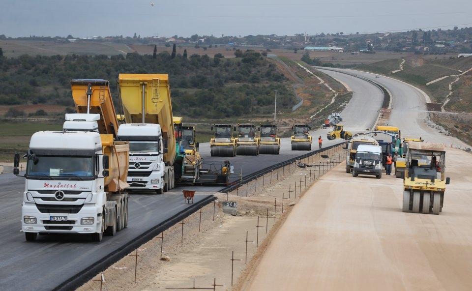 <p><strong>Kilometre başına 5 cent</strong><br />
İstanbul - Bursa - İzmir otoyolunu kullanan bir kişi kilometre başına 5 cent ödeyecek İstanbul Dilovası'ndan İzmir'e kadar gidecek olan bir kişi 420 kilometrelik yok için 21 dolar, Türk lirasıyla bugünün kuruyla 115 lira ödeyecek. İsteyen mevcut devlet yolunu da kullanabilecek. Çanakkale Köprüsü'nün de tamamlanmasıyla birlikte garantisi verilen araç sayısının çok üzerinde aracın otoyolu kullanması bekleniyor. Öte yandan, Osmangazi Köprüsü'ndeki günlük 25 bin olan ortalama araç geçiş sayısı bir yılda yüzde 25 artarak 40 bine ulaştı.</p>