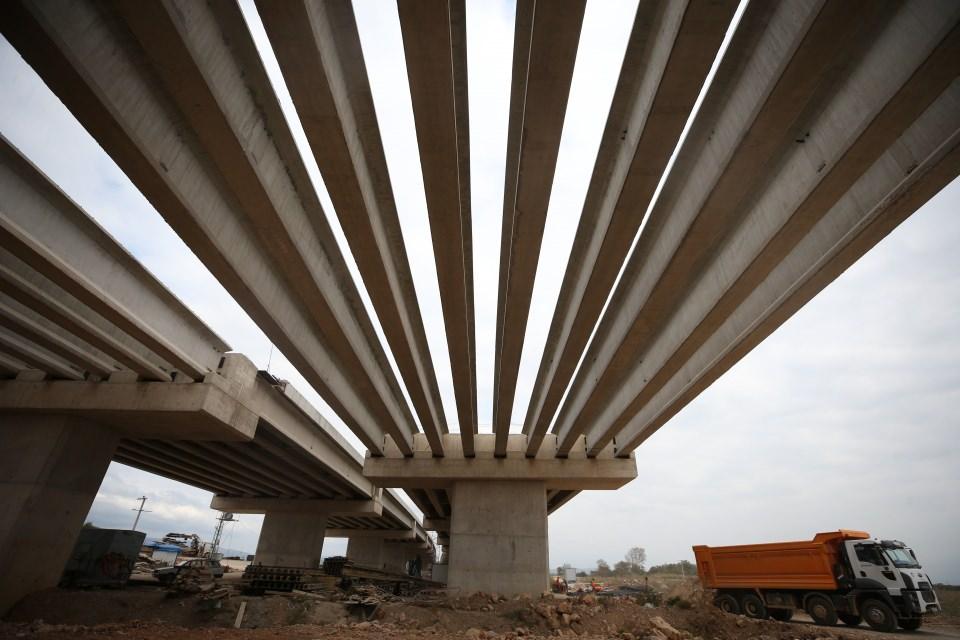 <p>"2013 yılında çalışmalara başlanan İstanbul-Bursa-İzmir otoyolunun toplam uzunluğu 426 kilometre. Bu 426 kilometrenin 384 kilometresini otoyol, 42 kilometresi ise bağlantı yolu oluşturuyor. Proje kapsamında yapılan Osmangazi Köprüsü 95 kilometre avantaj sağlıyor. Köprü sayesinde yıllık 650 milyon dolar tasarruf sağlanacak. Ayrıca karşıya geçme süresi 1 saat 20 dakikadan 6 dakikaya düşürüldü. Otoyolun İstanbul-Ankara, Kurtköy-Sakarya, Kuzey Marmara-Odayeri-Paşaköy, Kınalı-Odayeri, Edirne-İstanbul, Kınalı-Malkara, Malkara-Çanakkale, Kınalı-Çanakkale-Balıkesir, Çanakkale-Balıkesir otoyolları ile entegrasyonu sağlandı."</p>
<p> </p>