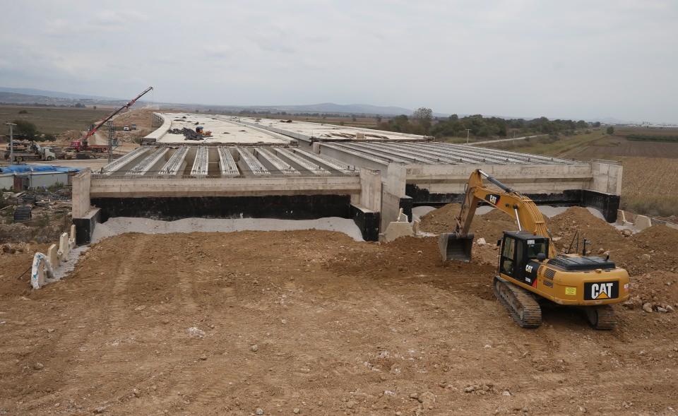 <p>Tamamlandığında İstanbul ile İzmir arasındaki 9 saatlik yolu 3,5 saate indirecek olan İstanbul-İzmir otoyolunda çalışmaların tüm hızıyla sürdüğünü ifade eden Küçükbekir, sözlerini şu şekilde sürdürdü:</p>
<p> </p>