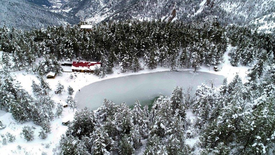 <p><strong>Zigana Dağı'nda kayak keyfi yaşanacak</strong></p>
<p>Öte yandan Limni Gölü'nün zirvesinde bulunan Türkiye'nin ilk kış sporları merkezlerinden Zigana Kış Sporları ve Turizm Merkezi'nin de bulunduğu Zigana Dağı'nda kar kalınlığı 40 santimetreye ulaştı.</p>
<p>Doğu Karadeniz'in önemli kış turizmi destinasyonlarının başında gelen ve doğaseverlerin de ilgisini çeken kayak merkezi, ziyaretçilerini ağırlamaya hazırlanıyor.</p>
<p>Tarihi İpek Yolu üzerinde bulunan kayak merkezi ve tesislerde ziyaretçiler, kayak ve kızak kiralamanın yanı sıra yöresel yemeklerin sunulduğu restorandan da yararlanma imkanı buluyor.</p>
<p>Trabzon Havalimanı'na 60, Gümüşhane kent merkezine ise 40 kilometre mesafedeki kayak merkezinde 150 kişilik otel ve 50 kişilik kayakevi hizmet veriyor.</p>