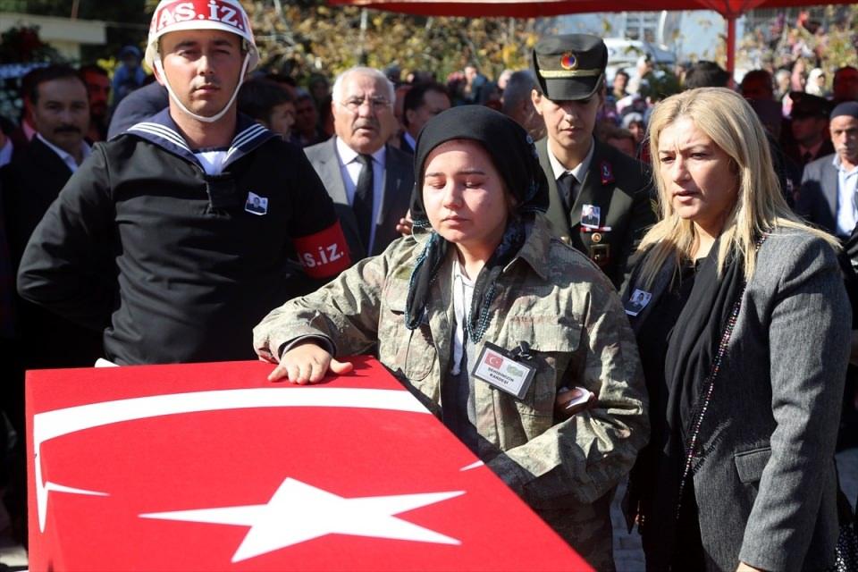 <p>Şırnak'ta PKK'lı teröristlerin el yapımı patlayıcıyla düzenledikleri saldırıda şehit olan Piyade Uzman Çavuş Ömer Doğan, memleketi Mersin'in Erdemli ilçesinde son yolculuğuna uğurlandı. Şehidin kardeşi Betül Doğan, abisinin tabutuna sarıldı.</p>

<p> </p>
