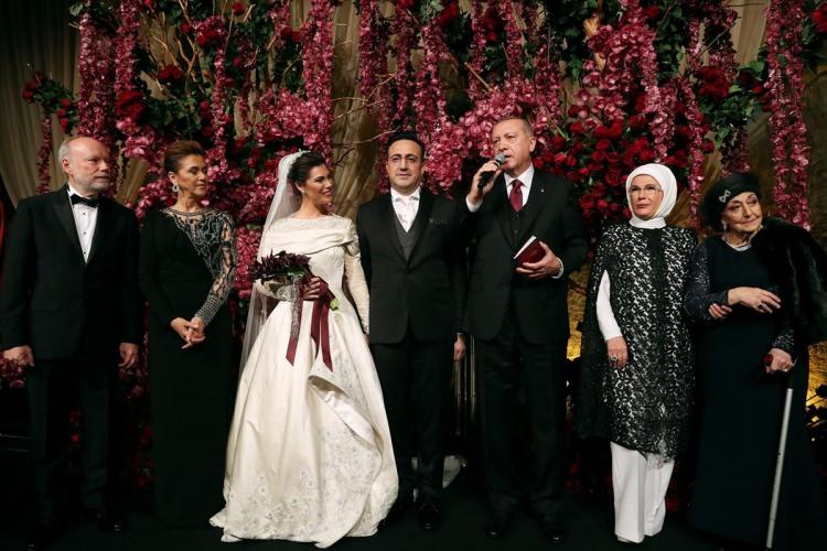 <p>Türk Hava Yolları yönetim kurulu Başkanı İlker Aycı ile spiker Tuğçe Saatman dünya evine girdi. Başkan Erdoğan nikah şahitliklerini yaptı.</p>
