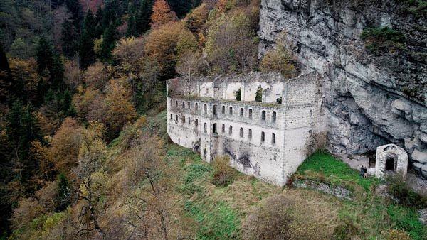 <p>"Diyebiliriz ki Vazelon Manastırı bölgedeki en eski manastırdır" ifadelerini kullanan Köse "Kayıtlar bunu böyle gösteriyor fakat tarihi yapılar zaman içerisinde değişti, yeni yapılar bir önceki katmanı örttüğü için Vazelon Manastırı ile ilgili alakalı tam bir tarihi bilgiyi kesinlikle söyleyemeyiz. Sadece ön görüyle tahminle yüzde yüz doğruluğu olamayacak şekilde Vazelon Manastırı'nın tahminen milattan sonra 270 yılında kurulduğunu Sümela Manastırı'nın Vazelon Manastırı'na, Kuştul dahil mum vergisi ödediğini dolayısıyla Sümela Manastırı'ndan daha eski olduğunu bilmekteyiz” diye konuştu.</p>

<p> </p>
