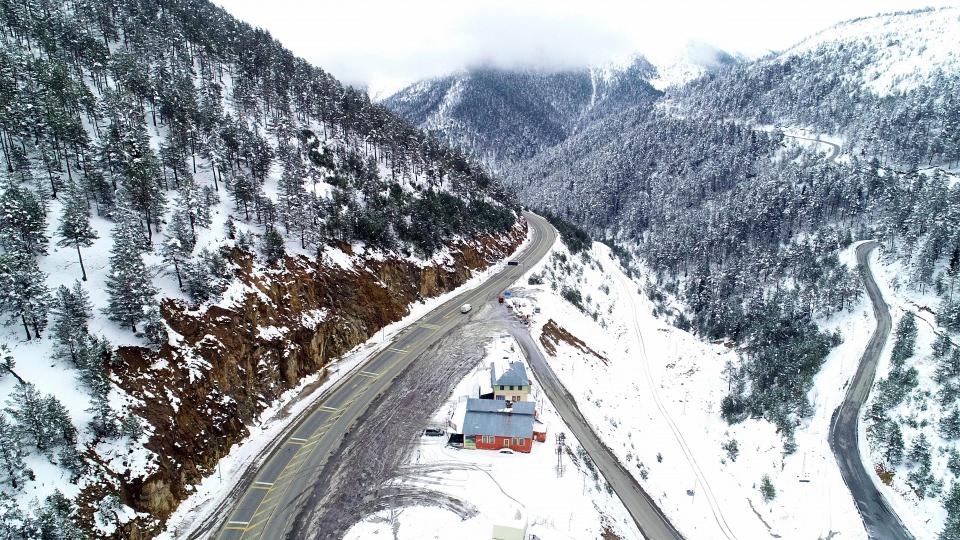 <p>Kar kalınlığının 50 santimetreye ulaştığı tabiat parkında göle eşlik eden ağaçların manzarası ve buz tutan göl, drone görüntülerine yansıdı.</p>
<p> </p>