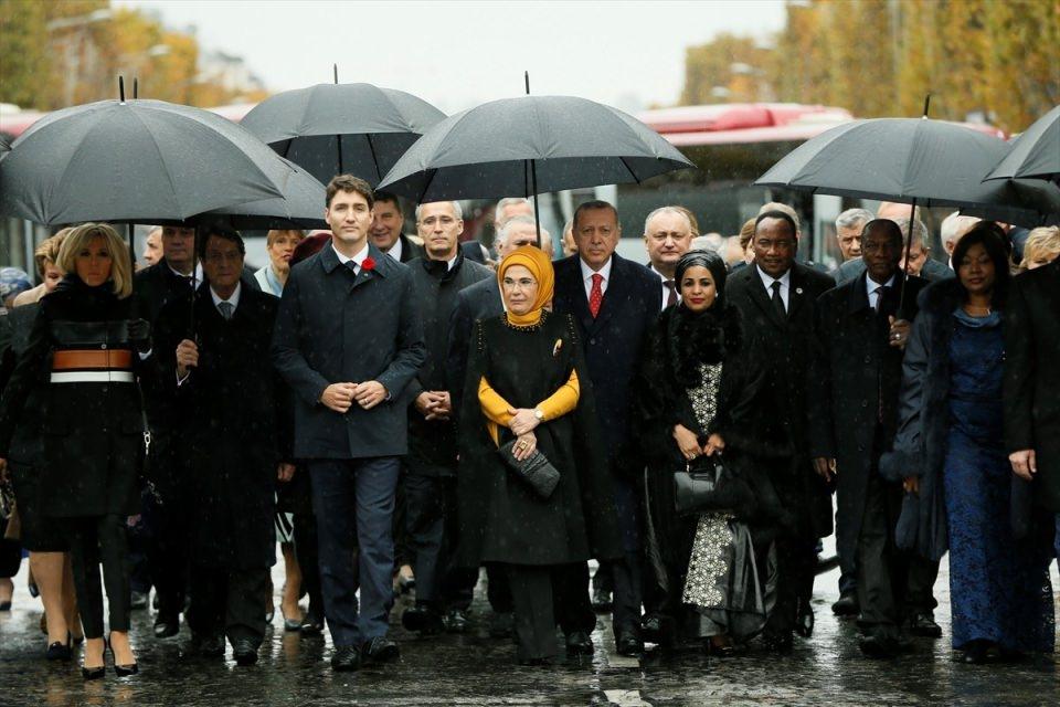<p>Liderler yağmur altında programın yapılacağı Zafer Takına yürürken, Erdoğan ve eşi ön sıradaydı. </p>
