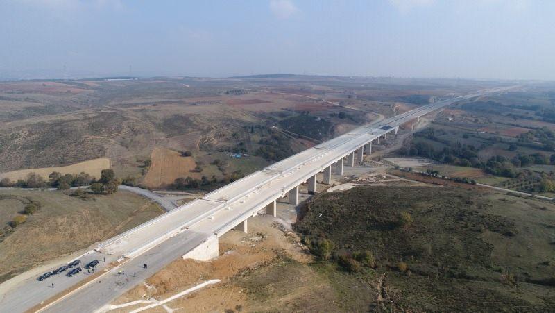 <p>Kamu Özel Sektör Ortaklığı Bölge Müdürü Sezgin Küçükbekir'i ziyaret eden Bursa milletvekilleri otoyolda devam eden çalışmalar hakkında bilgi aldı. Kısa bir brifing veren Küçükbekir, Osmangazi Köprüsü'nün ardından Çanakkale Köprüsü'nün ve devam eden çalışmaların tamamlanmasıyla birlikte Marmara'nın etrafındaki otoyol ringinin tamamlanacağını, böylelikle İstanbul'un trafiğinin hem sanayi, hem de turizm anlamında İzmir'e Kuzey Ege'ye devlet yoluna girmeden aktarılmış olacağını söyledi.</p>
<p> </p>