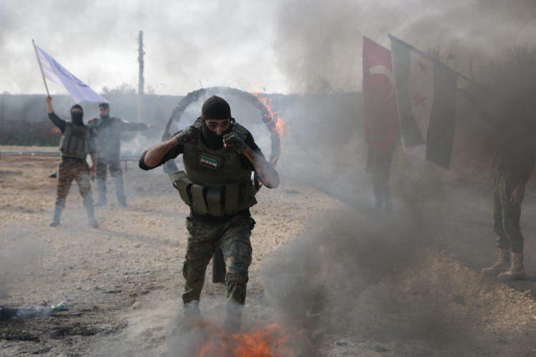 <p><strong>Ebu Bekir, "Şu an Fırat'ın doğusunda terör örgütü PKK ve PYD unsurlarına karşı yapılacak olası bir operasyona askeri anlamda hazırlıklar yapıyor, askerlerimizi eğitiyoruz." dedi.</strong></p>

<p>"Orada yaşayan Kürt kardeşlerimizle problemimiz yok. Aksine onları terör zulmünden kurtaracağız." ifadesini kullanan Ebu Bekir, "Bütün gayretlerimizle Fırat'ın doğusuna hazırlanıyoruz. ÖSO olarak hedefimiz Fırat’ın doğusundaki vatandaşlarımızı terör zulmünden kurtarmak." diye konuştu.</p>
