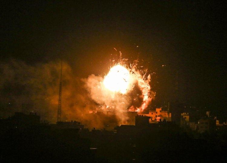 <p>İsrail savaş uçakları, "El Aksa" kanalının Gazze'deki merkezine 10 füze attı. Saldırı sonucu kanalın merkezi tamamen yıkıldı.</p>
