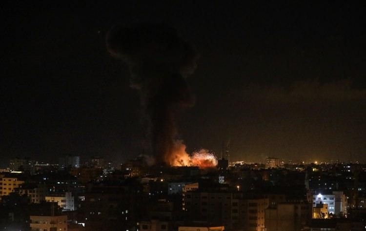 <p>İsrail'in saldırıları sonucu çevredeki birçok bina da zarar gördü.</p>

<p> </p>
