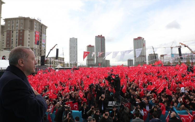 <p>Cumhurbaşkanı Erdoğan'ın katılımıyla açılan Başakşehir, Kayaşehir, Hoşdere, Baruthane ve Çırpıcı Millet Bahçeleri kişi başı yeşil alan miktarını yüzde 10 arttıracak. Millet bahçeleri İstanbul'a 1,5 milyon metrekare yeşil alan kazandıracak. Törenle vatandaşların kullanımına açılan millet bahçeleri şöyle:</p>

