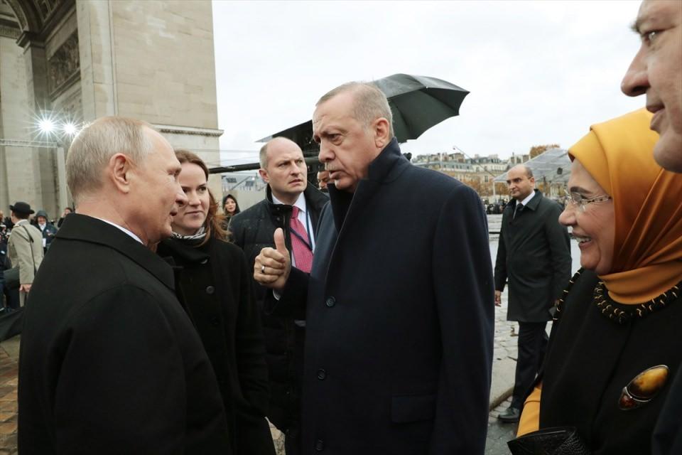 <p>Meçhul Asker Anıtındaki programın ardından Cumhurbaşkanı Erdoğan ve Rusya Devlet Başkanı Vladimir Putin bir süre sohbet etti. </p>
