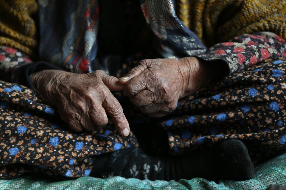 <p>Ateş, muhtarlık olarak kendisine yardımcı olmaya çalıştıklarını vurgulayarak, "Fatma ninemiz 118 yaşında ve 5 yıl öncesine kadar domates bahçesinde çalışıyordu. </p>

<p> </p>
