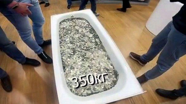 <p>Rusya&rsquo;da yaşayan bir gen&ccedil; biriktirdiği 100 bin Rus rublesi değerindeki bozuk paralar ile piyasanın en pahalı telefonlarından Iphone XS satın aldı.&nbsp;</p>

<p>&nbsp;</p>
