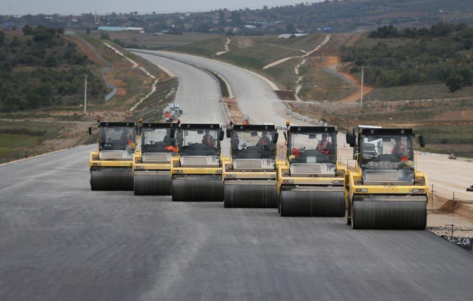 <p>Özen, 119 kilometrelik Bursa ayağının yaklaşık 45 kilometresinin trafiğe açıldığını söyledi. Özen, "İzmir-Bursa-İstanbul otobanını yerinde inceledik. Detaylı bir bilgilendirme aldık. Çalışmaların 119 kilometrelik kısmı Bursa ayağında. Yaklaşık 22 kilometre bağlantı yolları var. Bunun yaklaşık 45 kilometresi trafiğe açılmış durumda. Ciddi çalışma ve emek var. Arzumuz, 2019 yılı 29 Ekim'inde hayata geçirilmesi" dedi.</p>
<p> </p>