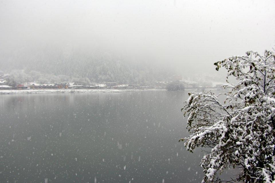 <p> Her yıl binlerce yerli ve yabancı turistin ziyaret ettiği beyaz örtüyle kaplı Uzungöl’de kimi göl manzarası ile birlikte bol bol fotoğraf çektirirken, kimi ise kar yağışı altında yürüyüş yapmanın keyfini yaşadı.</p>
