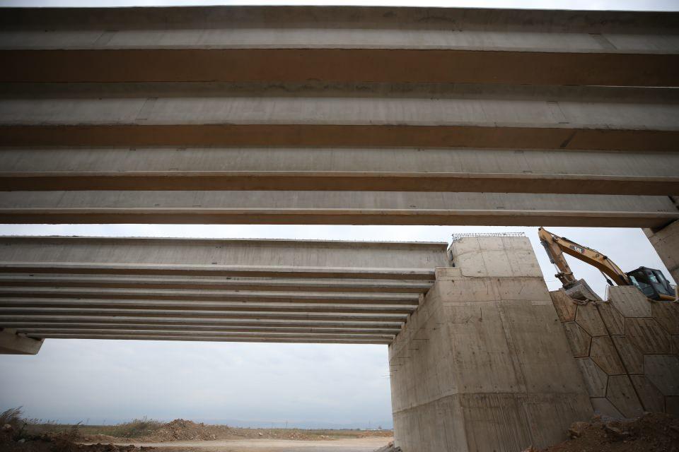 <p><strong>Dünyanın en uzun dördüncü asma köprüsü</strong><br />
Proje kapsamında yer alan Osmangazi Köprüsü, 2 milyon 682 metre uzunluğu, 252 metre kule yüksekliği, bin 550 metre orta açıklığı, 566 metre yan açıklığı ile dünyanın en uzun 4. asma köprüsü olma özelliğine sahip. Ancak, mermi başlıklarıyla birlikte 333 metre kule yüksekliğine sahip Çanakkale Köprüsü'nün tamamlanıp, dünyanın en uzun asma köprüsü özelliğini kazanmasıyla birlikte, Osmangazi Köprüsü sıralamada beşinciliğe düşecek.</p>