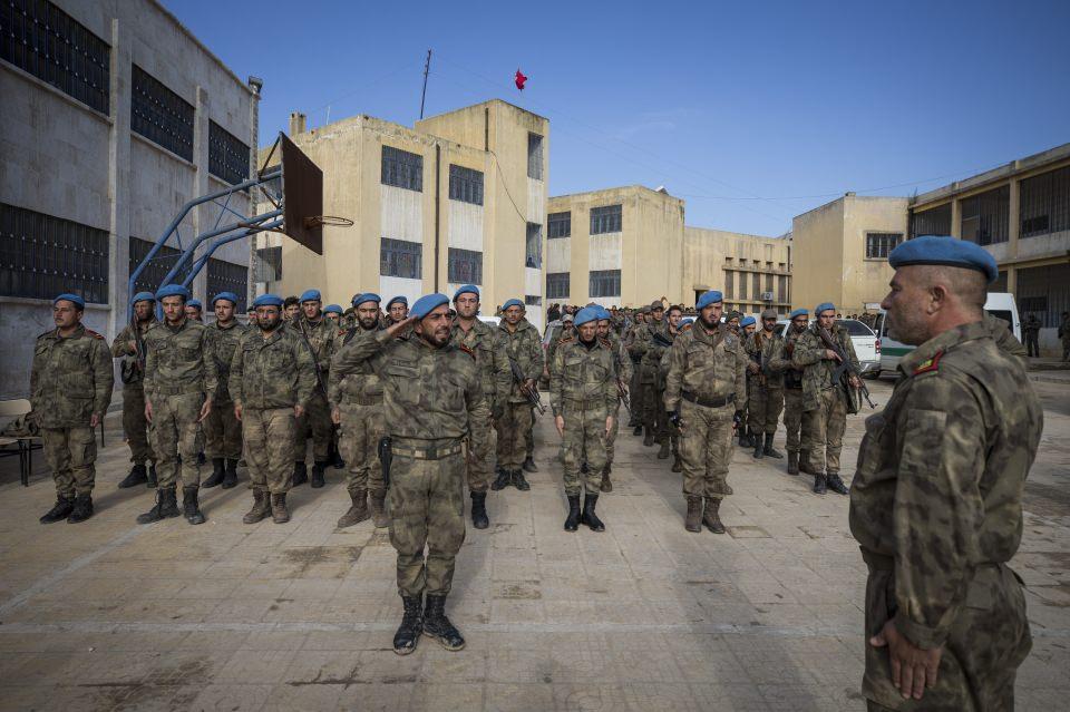 <p>Afrin'de yeni kurulan polis teşkilatında yer alan ve "Komandos" adı verilen özel timler, Suriye Görev Gücü bünyesinde bölgede görev yapan özel harekat polislerince eğitiliyor.</p>
