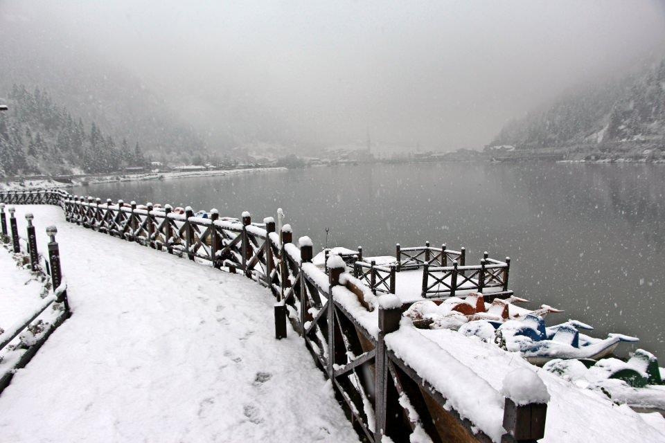 <p> Kar kalınlığının 15 santimetreyi bulduğu Uzungöl, son 15 yılın en verimli turizm sezonunu yaşarken, özellikle Arap turistlerin Uzungöl'e yoğun ilgi gösteriyor. Yaz sezonunda turistik tesislerin doluluk oranının yüzde 100'lere ulaştığı Uzungöl'de kış aylarında ise bu oran yüzde 20'lere geriliyor. </p>