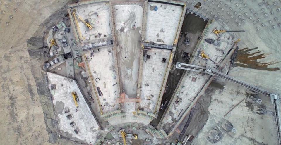 <p>Enerji yapıları ulaşım, kablo ve havalandırma amaçlı tüm tünel ve galeriler tamamlanırken, Yusufeli Barajı ve HES Projesinde Yeraltı Santrali'nde gömülü parça montajları ile kalıp donatı ve beton dökülmesi çalışmaları koordineli olarak devam ediyor.</p>