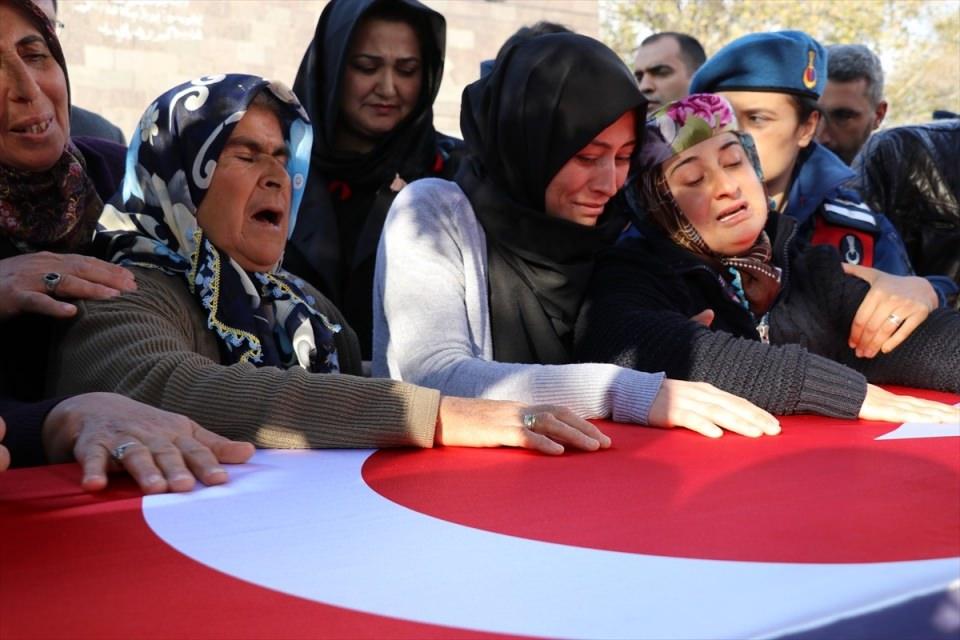<p>Hakkari'nin Şemdinli ilçesindeki Süngü Tepe Üs Bölgesi'nde kaza sonucu meydana gelen patlamada şehit olan Topçu Uzman Çavuş Halil Daş, memleketi Konya’nın Ereğli ilçesinde son yolculuğuna uğurlandı. Şehidin nişanlısı Ayşe Kızıl, şehidin tabutuna sarılarak gözyaşı döktü.</p>
<p> </p>
